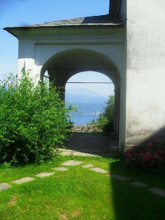 B&B Il Gatto Nero Castelveccana Exterior photo